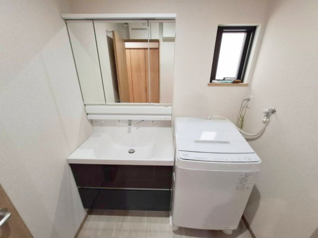 売中古戸建　静岡市葵区千代田７丁目の独立洗面台|洗面所にも窓があり光が入るので身だしなみを整えるのにも気持ちが明るくなりそうですね。