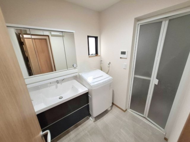 売中古戸建　静岡市葵区千代田７丁目のランドリースペース|上品でシックなデザインの洗面台。鏡も大きく空間が広く感じられそうです。