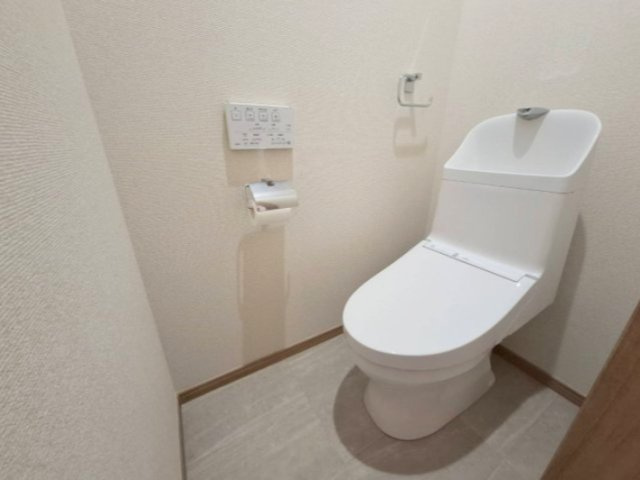 売中古戸建　静岡市葵区千代田７丁目のトイレ|窓があり自然光による明るさが保たれます。新鮮な空気も入るので気持ちよく使用していただけます！