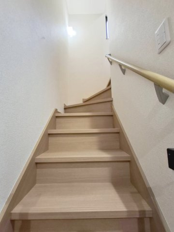 売中古戸建　静岡市葵区千代田７丁目の内装|玄関から直接2階へ行けるため、来客時でも家族が気兼ねなく移動できます。