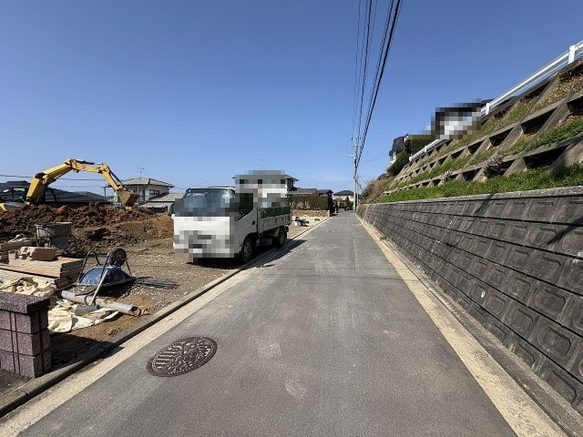 【その他】 | 福岡市東区美和台5丁目2期　1号棟（全3棟）【仲介手数料無料・0円】 | 現地写真。前面道路です。
