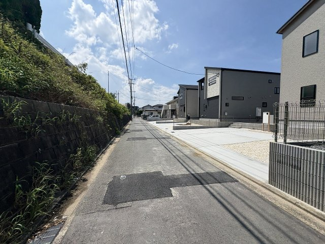【その他】 | 福岡市東区美和台5丁目2期　1号棟（全3棟）【仲介手数料無料・0円】 | 現地写真。前面道路です。