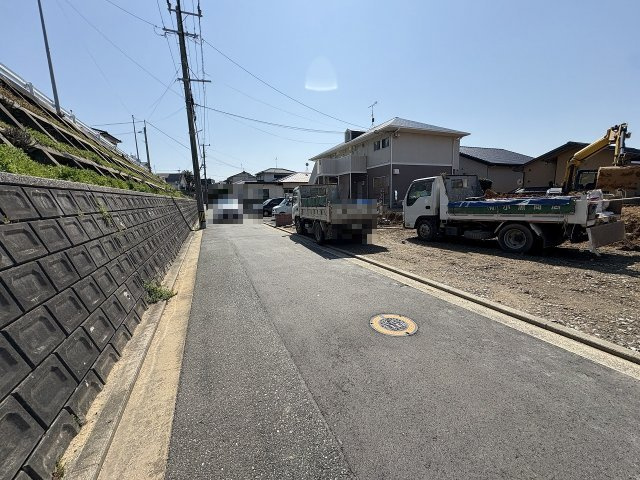 【その他】 | 福岡市東区美和台5丁目2期　1号棟（全3棟）【仲介手数料無料・0円】 | 現地写真。前面道路です。