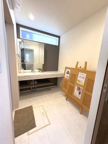【洗面所】 | 福岡市東区美和台5丁目2期　1号棟（全3棟）【仲介手数料無料・0円】 | 施工例。施工例は完成時と異なる場合があります。