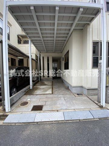 岩田町6丁目中古戸建の駐車場|お車をお持ちの方に必要な駐車場は屋根付きで雨に濡れずに行き来できます！