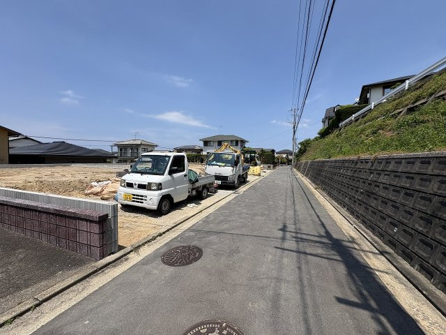 【その他】 | 福岡市東区美和台5丁目2期　2号棟（全3棟）【仲介手数料無料・0円】 | 現地写真。前面道路です。