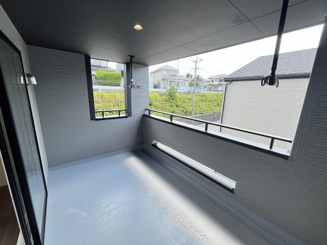 【バルコニー】 | 福岡市東区美和台5丁目2期　2号棟（全3棟）【仲介手数料無料・0円】 | 施工例。施工例は完成時と異なる場合があります。