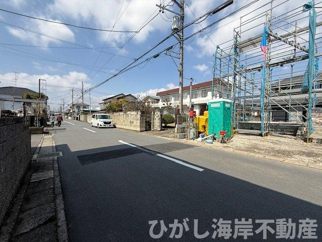 平塚市東真土３丁目　新築戸建の前面道路含む現地写真|3月28日撮影　建築中　現地外観