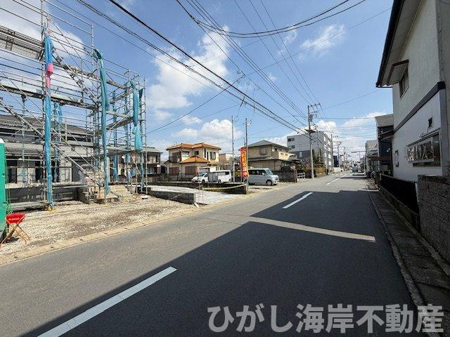 平塚市東真土３丁目　新築戸建の前面道路含む現地写真|3月28日撮影　建築中　現地外観