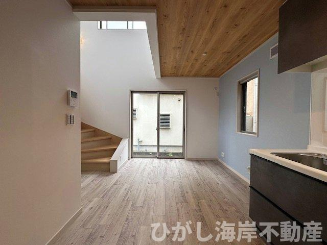 藤沢市辻堂東海岸2丁目　中古戸建の居間・リビング|新規リフォーム完了！　10帖　吹抜付LDK