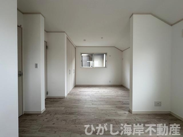 藤沢市辻堂東海岸2丁目　中古戸建の寝室|新規リフォーム完了！　9.8帖　洋室