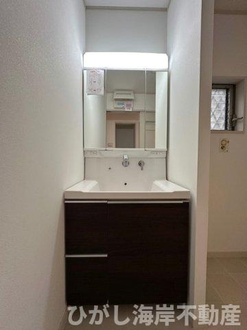 藤沢市辻堂東海岸2丁目　中古戸建の独立洗面台|新規リフォーム完了！　三面鏡化粧台