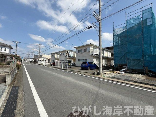 平塚市西八幡3丁目　新築戸建の前面道路含む現地写真|3月28日撮影　建築中　現地外観