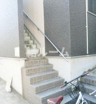 新宿区大久保１丁目のアパートのエントランス