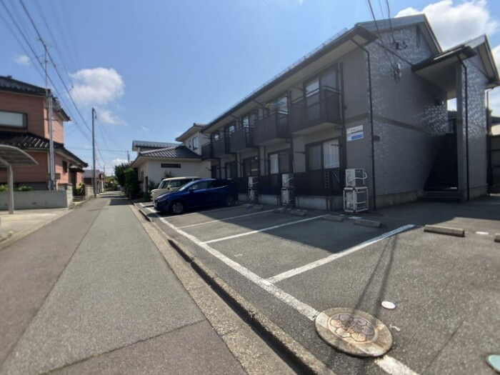 サンステージ東通103の駐車場