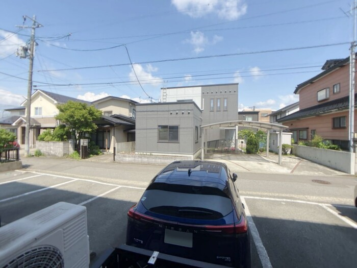 サンステージ東通103の駐車場