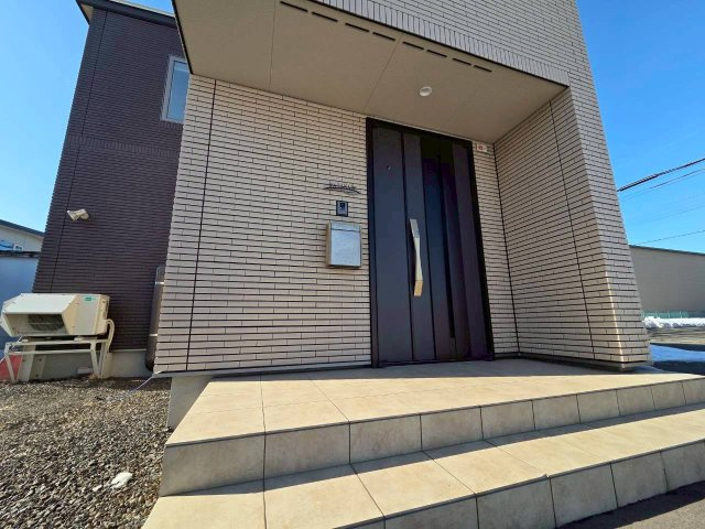 鳥取南5丁目<一条工務店様施工>中古住宅のエントランス