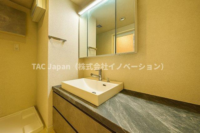 ライオンズガーデンヒルズ白山の独立洗面台|明るい洗面スペースは、使いやすさを徹底的に追求した設計です。忙しい朝も快適に自然と笑顔がこぼれる心地よいひとときを叶えます。毎日の身支度がスムーズに整う、家族みんなに優しい空間です。