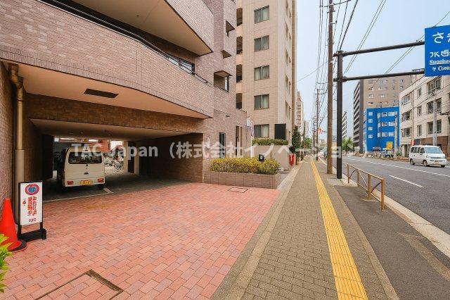 ライオンズガーデンヒルズ白山の駐車場|敷地内に駐車場を備えており、お車をお持ちの方も安心。通勤やお出かけ、週末のレジャーまで幅広く対応でき、生活の自由度が広がります。