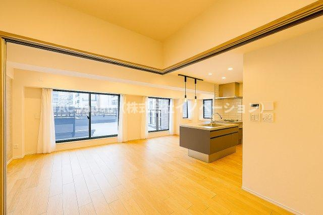 ライオンズガーデンヒルズ白山の居間・リビング|住まう人の感性に寄り添い、美しさと機能性が調和した寛ぎの空間です。日々の疲れを癒し、心からリラックスできる場所として、暮らしに豊かさと安心感をもたらします。
