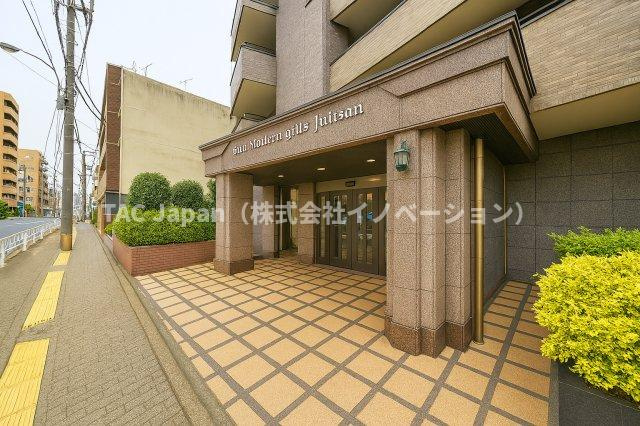 ライオンズガーデンヒルズ白山のエントランス|上質感漂うエントランスが、家族の帰宅をやさしく迎え、日常をちょっと特別に彩ります。