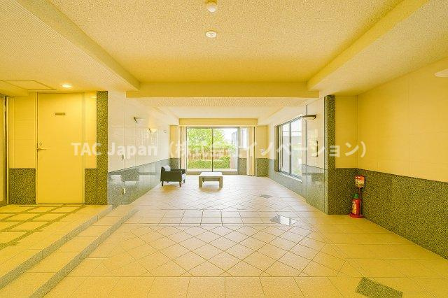 ライオンズガーデンヒルズ白山のエントランス|広々とした明るいロビーは、陽光が差し込む心地よい空間を演出し、訪れる人の心をやさしく和ませます。待ち合わせやくつろぎの時間にもふさわしい、上質で優雅なエントランスです。