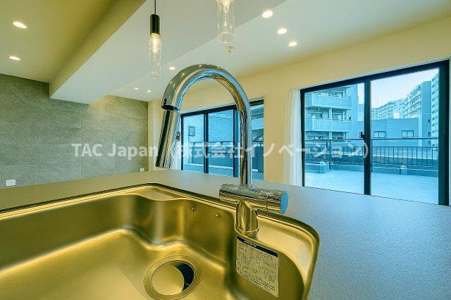 ライオンズガーデンヒルズ白山のキッチン|キッチンにうれしい浄水機能付き水栓。ハンドシャワーで使い勝手も抜群、毎日の家事がちょっと楽しくなります。
