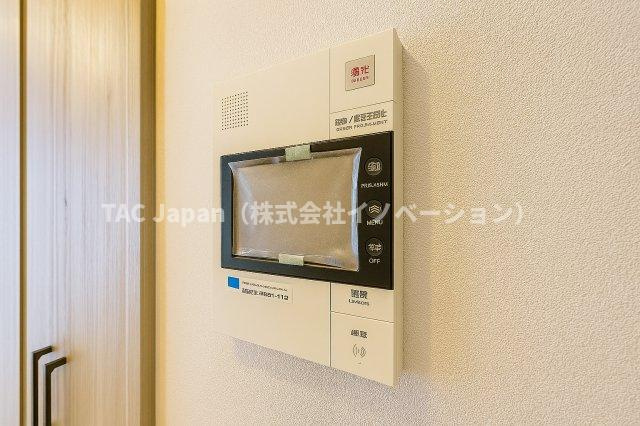 ライオンズガーデンヒルズ白山の防犯設備|リビングから来訪者の姿をしっかり確認できるモニター付きインターホンは、防犯性はもちろん、急な来客にも安心して対応できる心強い設備。ご家族の安全と安心な暮らしをそっと支えてくれます。
