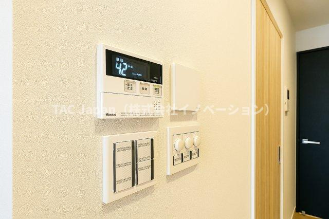 ライオンズガーデンヒルズ白山の防犯設備|追焚き機能付き浴室：ワンタッチ操作でお湯張りや追い焚きができるオートバスは快適なバスタイムをサポート。／床暖房：空気や肌が乾燥しにくく足元あったか。暖房器具の出し入れの手間も省けて掃除も楽々。