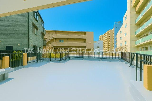 ライオンズガーデンヒルズ白山のバルコニー|そよぐ風と広がる空が心地よく包み込み、日々の疲れをやさしく癒すルーフバルコニー。朝の爽やかな光を浴び、夕暮れの穏やかな色合いに心がほどける、くつろぎのひとときをお届けします。