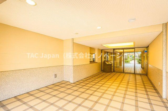 ライオンズガーデンヒルズ白山のエントランス|住まいの顔とも言えるエントランスは、控えめながらも上品な佇まい。季節の風を感じながら帰る道すがら、この場所が“わが家”である誇らしさが静かに胸を満たします。