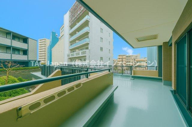 ライオンズガーデンヒルズ白山のバルコニー|空と風を身近に感じられる開放的なルーフバルコニーで、心も体もリフレッシュできる心地よいひとときを。