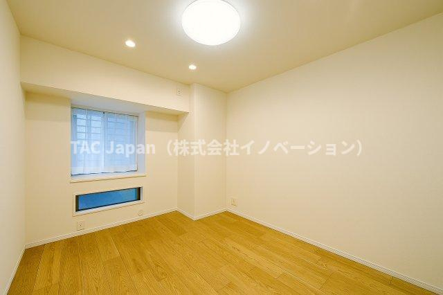 ライオンズガーデンヒルズ白山の洋室|陽射しがやわらかく差し込む洋室は、日々の疲れを癒す静けさに包まれたプライベート空間。お気に入りの家具をどこに置こうか、思い描くだけで自然と笑顔がこぼれます。─そんな温もりと可能性に満ちた一部屋です。