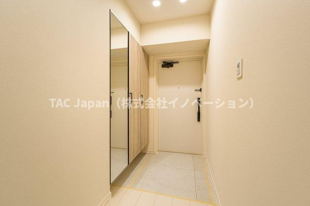 ライオンズガーデンヒルズ白山の玄関|落ち着いたデザインと広々とした空間が調和する玄関は、住まう人を温かく迎え入れます。毎日の出発と帰宅を心地よく包み込み、日常に上質なひとときをもたらしてくれる場所です。