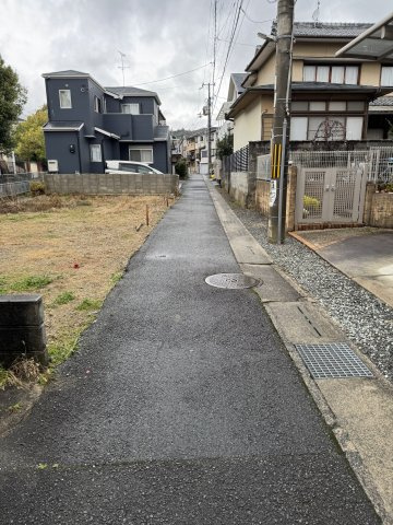 嵯峨釈迦堂大門町 新築一戸建（JR嵯峨嵐山駅徒歩8分）の前面道路含む現地写真|前面道路の奥行き感です。通り抜けの少ない静かな住宅地で、小さなお子様のいるご家庭にも安心です。