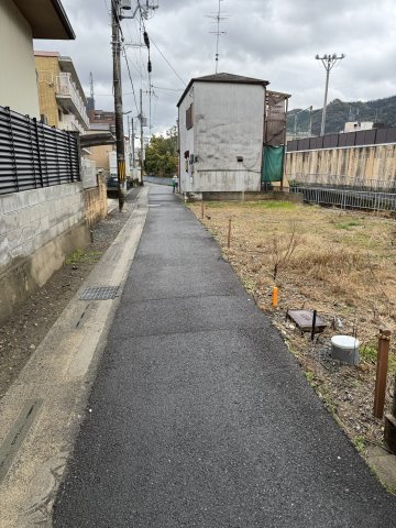 嵯峨釈迦堂大門町 新築一戸建（JR嵯峨嵐山駅徒歩8分）の前面道路含む現地写真|敷地全体の広がりが分かる現地写真です。陽当たりも良く、開放感のある立地です。