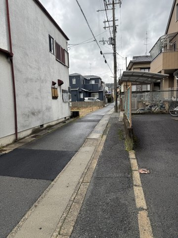 嵯峨釈迦堂大門町 新築一戸建（JR嵯峨嵐山駅徒歩8分）の前面道路含む現地写真|前面道路と現地の位置関係です。フラットな地勢で、自転車やベビーカーでの移動も快適です。