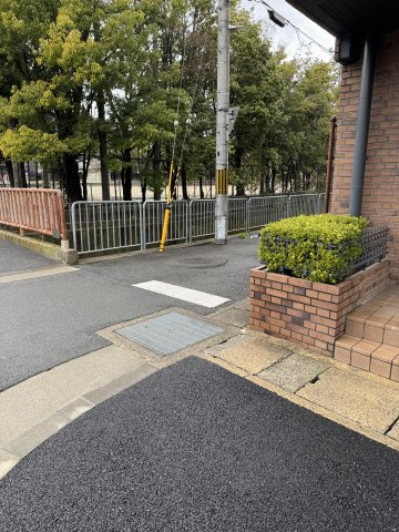 嵯峨釈迦堂大門町 新築一戸建（JR嵯峨嵐山駅徒歩8分）の周辺|現地周辺環境です。近隣には公園や緑も多く、自然を感じられる住環境が魅力です。