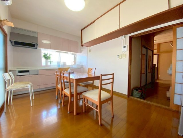 上福原5丁目中古戸建+離れの居間・リビング|【主たる建物：母屋】
綺麗に維持管理されたダイニング空間になります。