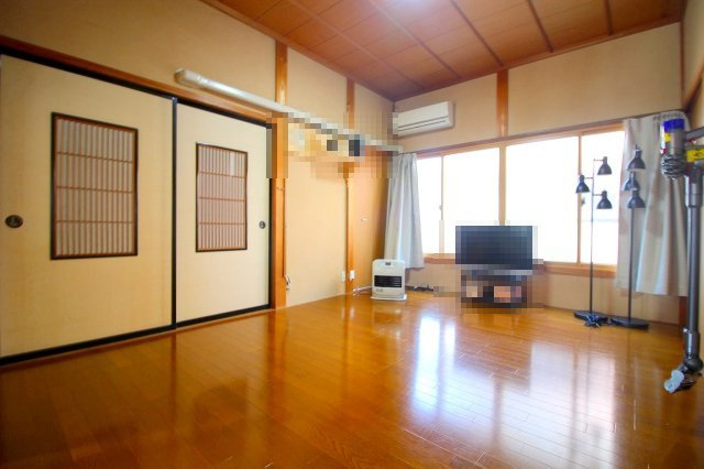 上福原5丁目中古戸建+離れの洋室|【主たる建物：母屋】
玄関入って正面の洋室になります。インプラスも設置されております。
