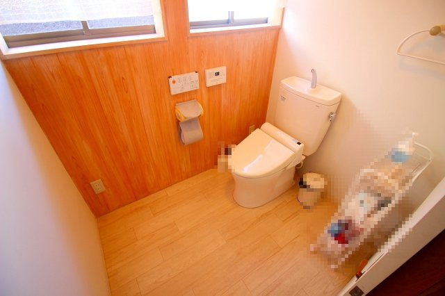 上福原5丁目中古戸建+離れのトイレ|【主たる建物：母屋】
空間の広いトイレ空間になります。