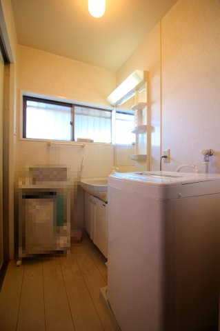 上福原5丁目中古戸建+離れの脱衣所|【主たる建物：母屋】
洗面脱衣室になります。
