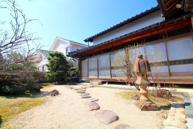 上福原5丁目中古戸建+離れの外観|昭和56年建築の母屋になりますが、きれいに維持管理された建物になります。