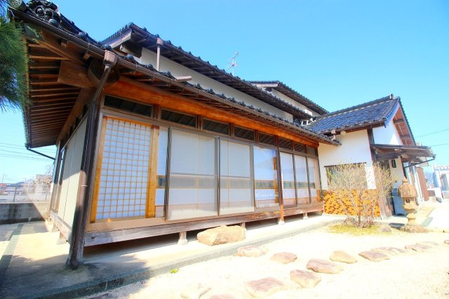 上福原5丁目中古戸建+離れの外観|梁が立派な住宅になります。障子の奥には和室20.5帖にリフォームされた空間がございます。