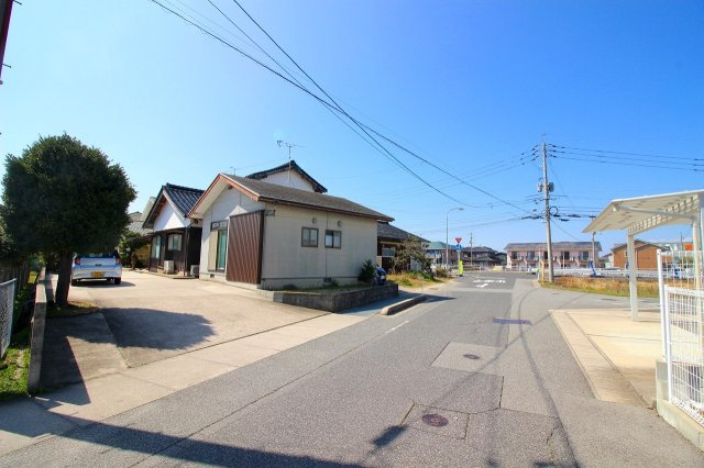 上福原5丁目中古戸建+離れの前面道路含む現地写真|前面道路は幅員約5ｍになり歩道もございます。