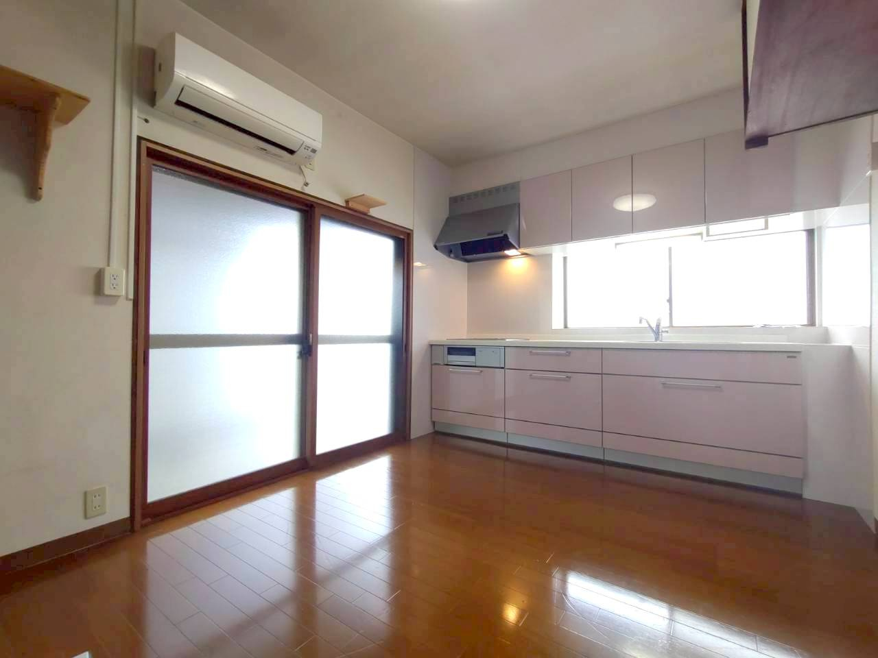 上福原5丁目中古戸建+離れの居間・リビング|【主たる建物：母屋】
綺麗に維持管理されたダイニング空間になります。