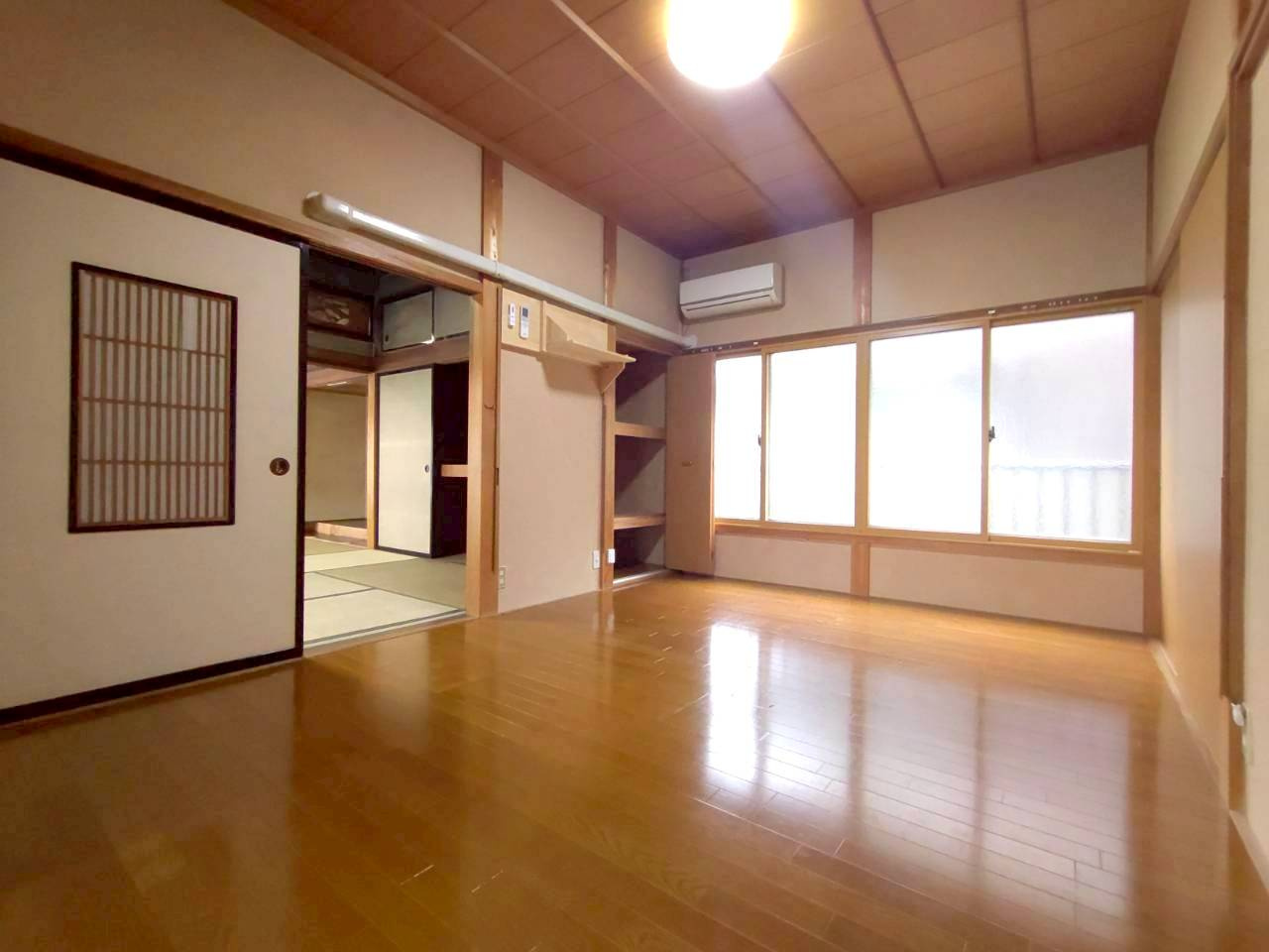 上福原5丁目中古戸建+離れの洋室|【主たる建物：母屋】
玄関入って正面の洋室になります。インプラスも設置されております。