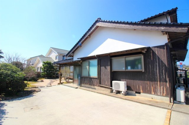 上福原5丁目中古戸建+離れの外観|【主たる建物：母屋】
昭和56年建築の住宅になります。