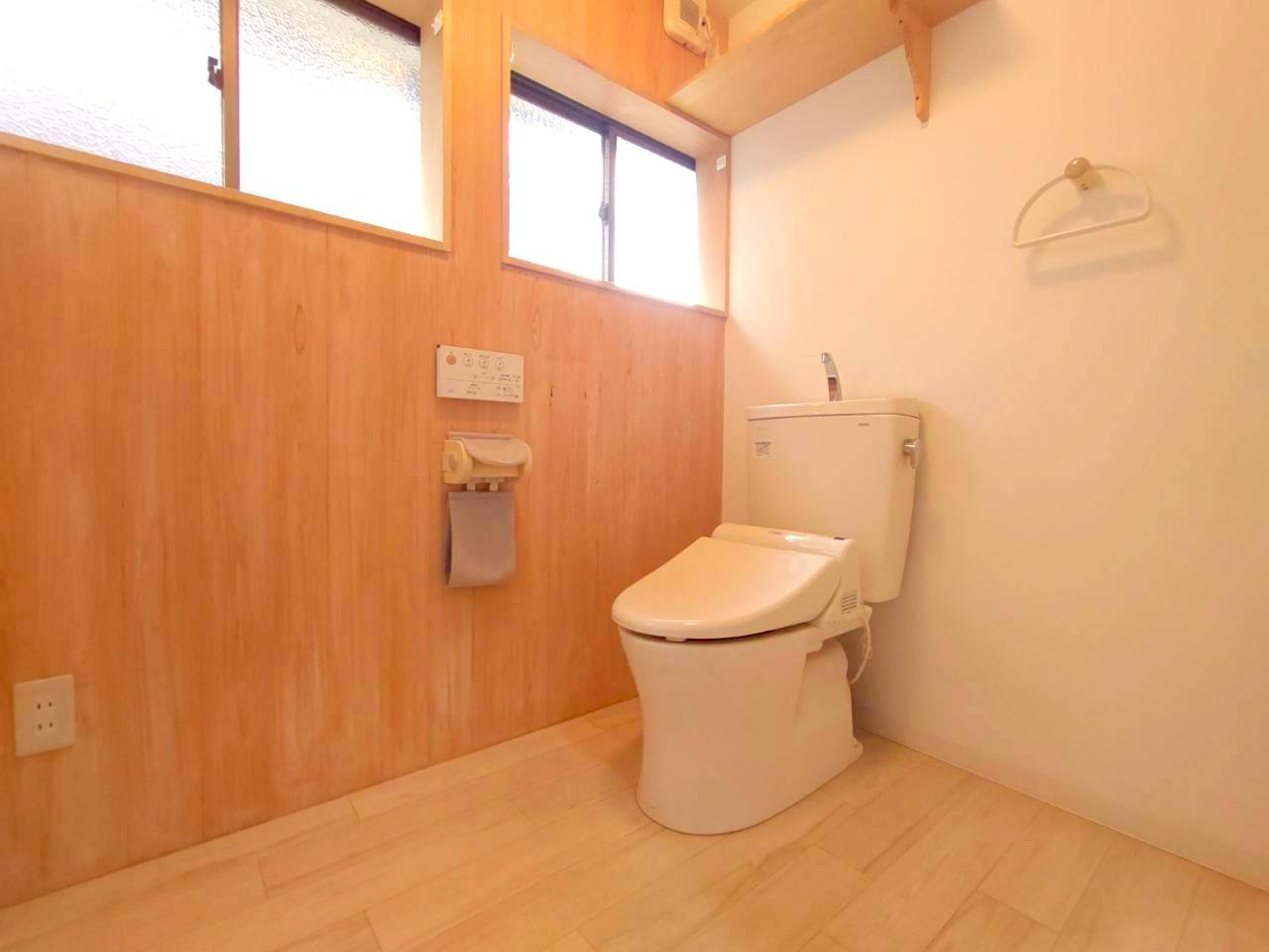上福原5丁目中古戸建+離れのトイレ|【主たる建物：母屋】
空間の広いトイレ空間になります。