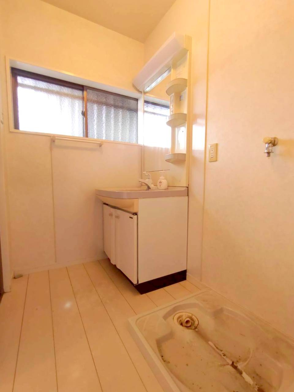 上福原5丁目中古戸建+離れの独立洗面台|【主たる建物：母屋】
洗面脱衣室になります。